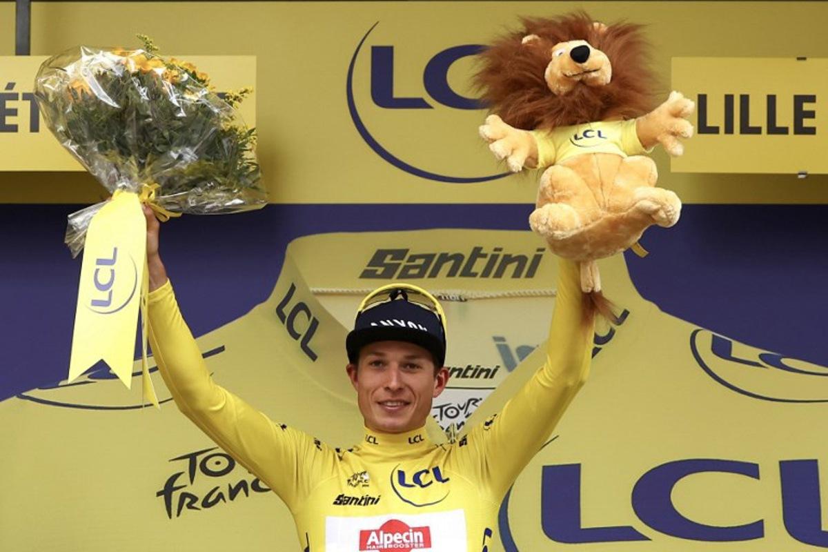 Alpecin - Deceuninck team's Belgian rider Jasper Philipsen celebrates on the podium with the overall leader's yellow jersey after the 1st stage of the 112th edition of the Tour de France cycling race, 184.9 km starting and finishing in Lille Metropole, northern France, on July 5, 2025. Anne-Christine POUJOULAT / AFP